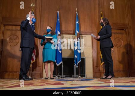 Washington, Vereinigte Staaten Von Amerika. März 2021, 11th. US-Vizepräsident Kamala Harris schwört feierlich in Merrick Garland als Generalstaatsanwalt am Justizministerium in Washington, USA, 11. März 2021.Quelle: Ken Cedeno/Pool via CNP Quelle: dpa/Alamy Live News Stockfoto