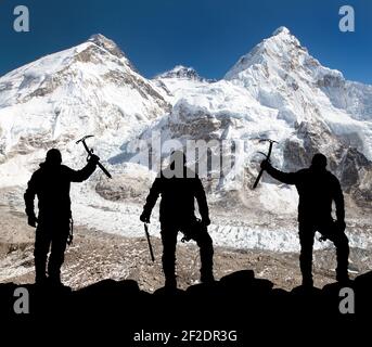 Silhouette von Männern mit Eispickel in der Hand, Mount Everest und Lhotse vom Pumo Ri Basislager - Weg zum Everest Basislager - Nepal Stockfoto