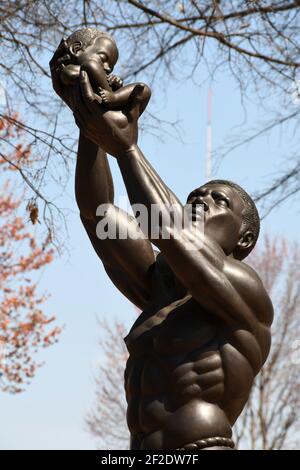 Atlanta, Georgia, USA. März 2021, 10th. Rev. Dr. Martin Luther King Jr. wird mit "Siehe" geehrt. Eine Skulptur von Patrick Morelli gegenüber der historischen Ebenezer Baptist Church und vor dem neuen Haus der Kirche. Die Skulptur, enthüllt von Mrs. Coretta Scott King am 11. Januar 1990, "spiegelt das alte afrikanische Ritual der Hebe ein neugeborenes Kind in den Himmel und rezitieren diese Worte: "'˜Siehe, das einzige, was größer als Sie selbst, "" nach der beiliegenden National Park Service Plakette. Dr. King Erbe wird in einem National Historical Park in Atlanta, Georg gefeiert Stockfoto