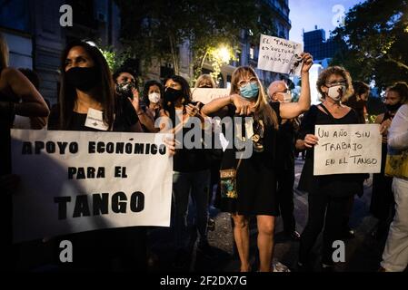 Buenos Aires, Argentinien. März 2021, 11th. Arbeiter halten Plakate während der Demonstration. Tango-Arbeiter versammelten sich vor den Türen des Kulturministeriums, um die Wiederaufnahme der Tätigkeit in der Stadt Buenos Aires zu fordern und zu zeigen, dass sie ein Jahr lang nicht arbeiten konnten. Kredit: SOPA Images Limited/Alamy Live Nachrichten Stockfoto