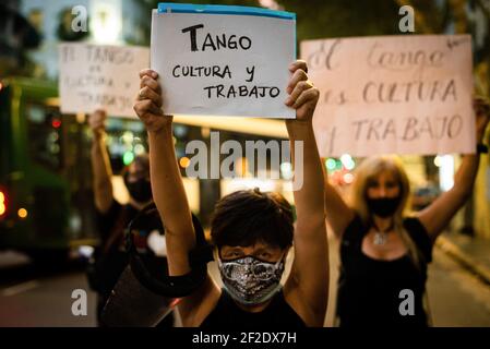 Buenos Aires, Argentinien. März 2021, 11th. Arbeiter halten Plakate während der Demonstration. Tango-Arbeiter versammelten sich vor den Türen des Kulturministeriums, um die Wiederaufnahme der Tätigkeit in der Stadt Buenos Aires zu fordern und zu zeigen, dass sie ein Jahr lang nicht arbeiten konnten. Kredit: SOPA Images Limited/Alamy Live Nachrichten Stockfoto