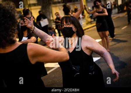 Buenos Aires, Argentinien. März 2021, 11th. Arbeiter werden während der Demonstration beim Üben von Tanzbewegungen gesehen. Tango-Arbeiter versammelten sich vor den Türen des Kulturministeriums, um die Wiederaufnahme der Tätigkeit in der Stadt Buenos Aires zu fordern und zu zeigen, dass sie ein Jahr lang nicht arbeiten konnten. Kredit: SOPA Images Limited/Alamy Live Nachrichten Stockfoto