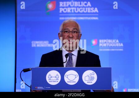 Lissabon, Portugal. März 2021, 11th. Der portugiesische Premierminister Antonio Costa hält eine Pressekonferenz ab, um den Plan bekannt zu geben, die COVID-19-Sperre am 11. März 2021 im Nationalpalast von Ajuda in Lissabon, Portugal, schrittweise zu lockern. Der portugiesische Premierminister Antonio Costa kündigte am Donnerstag den Zeitplan für die Wiedereröffnung des Landes nach mehr als zwei Monaten Sperre zur Eindämmung der COVID-19-Pandemie an und versprach, dass es sich um eine "umsichtige, vorsichtige und schrittweise" Wiedereröffnung handelt. Quelle: Pedro Fiuza/Xinhua/Alamy Live News Stockfoto