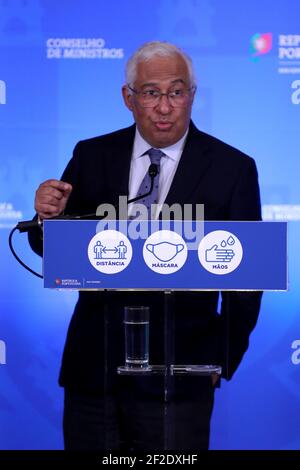 Lissabon, Portugal. März 2021, 11th. Der portugiesische Premierminister Antonio Costa hält eine Pressekonferenz ab, um den Plan bekannt zu geben, die COVID-19-Sperre am 11. März 2021 im Nationalpalast von Ajuda in Lissabon, Portugal, schrittweise zu lockern. Der portugiesische Premierminister Antonio Costa kündigte am Donnerstag den Zeitplan für die Wiedereröffnung des Landes nach mehr als zwei Monaten Sperre zur Eindämmung der COVID-19-Pandemie an und versprach, dass es sich um eine "umsichtige, vorsichtige und schrittweise" Wiedereröffnung handelt. Quelle: Pedro Fiuza/Xinhua/Alamy Live News Stockfoto