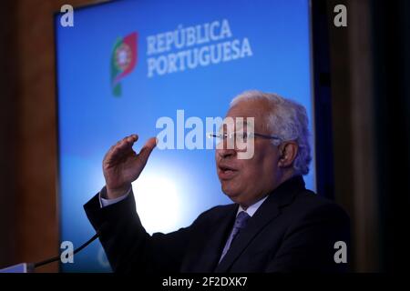 Lissabon, Portugal. März 2021, 11th. Der portugiesische Premierminister Antonio Costa hält eine Pressekonferenz ab, um den Plan bekannt zu geben, die COVID-19-Sperre am 11. März 2021 im Nationalpalast von Ajuda in Lissabon, Portugal, schrittweise zu lockern. Der portugiesische Premierminister Antonio Costa kündigte am Donnerstag den Zeitplan für die Wiedereröffnung des Landes nach mehr als zwei Monaten Sperre zur Eindämmung der COVID-19-Pandemie an und versprach, dass es sich um eine "umsichtige, vorsichtige und schrittweise" Wiedereröffnung handelt. Quelle: Pedro Fiuza/Xinhua/Alamy Live News Stockfoto