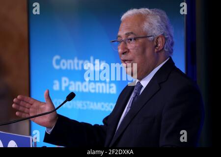 Lissabon, Portugal. März 2021, 11th. Der portugiesische Premierminister Antonio Costa hält eine Pressekonferenz ab, um den Plan bekannt zu geben, die COVID-19-Sperre am 11. März 2021 im Nationalpalast von Ajuda in Lissabon, Portugal, schrittweise zu lockern. Der portugiesische Premierminister Antonio Costa kündigte am Donnerstag den Zeitplan für die Wiedereröffnung des Landes nach mehr als zwei Monaten Sperre zur Eindämmung der COVID-19-Pandemie an und versprach, dass es sich um eine "umsichtige, vorsichtige und schrittweise" Wiedereröffnung handelt. Quelle: Pedro Fiuza/Xinhua/Alamy Live News Stockfoto