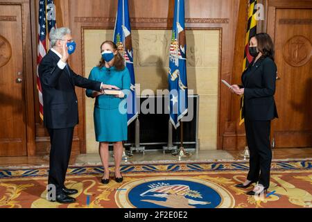 Washington, Vereinigte Staaten Von Amerika. März 2021, 11th. US-Vizepräsident Kamala Harris, hält eine feierliche Vereidigung für Generalstaatsanwalt Merrick Garland, wie seine Frau Lynn Garland hält die bibel, am Department of Justice March 11, 2021 in Washington, DC Credit: Planetpix/Alamy Live News Stockfoto