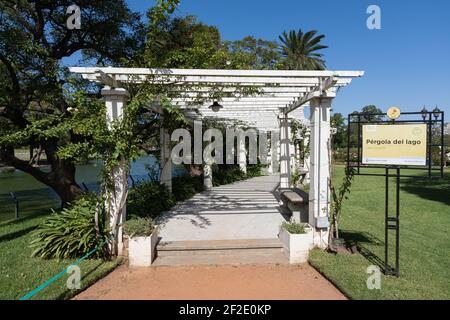 Buenos Aires. Argentina,10.03,2021 pregola del lago architektonische Arbeit im Rosengarten von buenos aires argenina. pregola neben einem pa eingegliedert Stockfoto