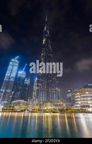 Burj Khalifa Wolkenkratzer bei Nacht in Dubai, Vereinigte Arabische Emirate, das höchste Gebäude, das je gebaut wurde. Vertikales Foto des Hochhauses, das früher Burj Dubai genannt wurde. Stockfoto