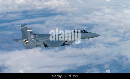 Valparaiso, Usa. März 2021, 11th. U.S. Air Force LT. Col. Richard Turner, Commander, 40th Flight Test Squadron, und LT. Col. Jacob Lindaman, Commander, 85th Test & Evaluation Squadron, liefern den ersten F-15EX Next Generation Kampfjet an Eglin Air Force Base 11. März 2021 in Valparaiso, Florida. Quelle: Planetpix/Alamy Live News Stockfoto