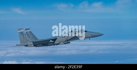 Valparaiso, Usa. März 2021, 11th. U.S. Air Force LT. Col. Richard Turner, Commander, 40th Flight Test Squadron, und LT. Col. Jacob Lindaman, Commander, 85th Test & Evaluation Squadron, liefern den ersten F-15EX Next Generation Kampfjet an Eglin Air Force Base 11. März 2021 in Valparaiso, Florida. Quelle: Planetpix/Alamy Live News Stockfoto