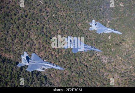 Valparaiso, Usa. März 2021, 11th. US Air Force F-15 Strike Eagle Kampfflugzeuge begleiten den ersten F-15EX Kampfjet der nächsten Generation, Zentrum, zum Eglin Air Force Base am 11. März 2021 in Valparaiso, Florida. Quelle: Planetpix/Alamy Live News Stockfoto