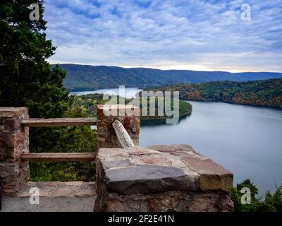 Wunderschöne Aussicht auf Raystown Lake von Hawn's Blick in der Nähe von Altoona, Pennsylvania im Herbst direkt vor Sonnenuntergang mit Blick auf den dramatischen blauen Himmel Fi Stockfoto