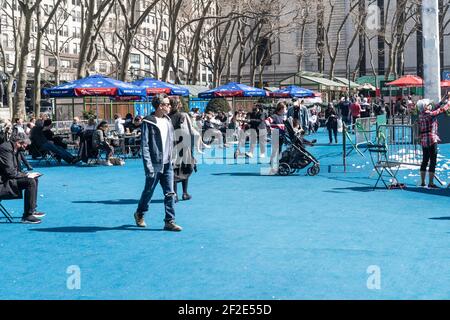 New York, NY - 11. März 2021: New Yorker genießen einen sehr warmen Tag im Bryant Park Stockfoto