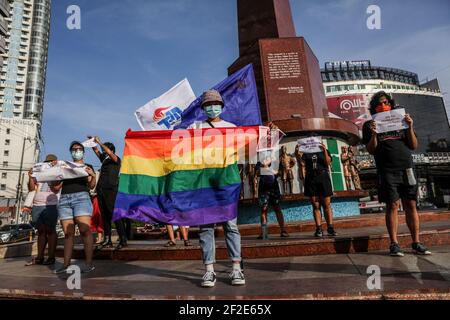 Mitglieder einer LGBT-Gruppe (Lesbian Gays Bisexual Transgender) halten Plakate, während sie gegen die frühe Freilassung des US-Soldaten Joseph Scott Pemberton protestieren. Präsident Rodrigo Duterte begnadigte Pemberton, der 2014 wegen Mordes an der Transgender-Frau Jennifer Laude verurteilt wurde. Manila, Philippinen. Stockfoto