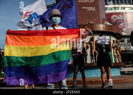 Mitglieder einer LGBT-Gruppe (Lesbian Gays Bisexual Transgender) halten Plakate, während sie gegen die frühe Freilassung des US-Soldaten Joseph Scott Pemberton protestieren. Präsident Rodrigo Duterte begnadigte Pemberton, der 2014 wegen Mordes an der Transgender-Frau Jennifer Laude verurteilt wurde. Manila, Philippinen. Stockfoto