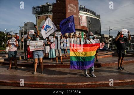 Mitglieder einer LGBT-Gruppe (Lesbian Gays Bisexual Transgender) halten Plakate, während sie gegen die frühe Freilassung des US-Soldaten Joseph Scott Pemberton protestieren. Präsident Rodrigo Duterte begnadigte Pemberton, der 2014 wegen Mordes an der Transgender-Frau Jennifer Laude verurteilt wurde. Manila, Philippinen. Stockfoto