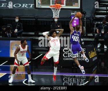 Sacramento, CA, USA. März 2021, 11th. Sacramento Kings Forward Harrison Barnes (40) Fahrt in den Korb gegen Houston Rockets Guard Kevin Porter Jr. (3) im zweiten Quartal während eines Spiels im Golden 1 Center am Donnerstag, 11. März 2021 in Sacramento. Quelle: Paul Kitagaki Jr./ZUMA Wire/Alamy Live News Stockfoto