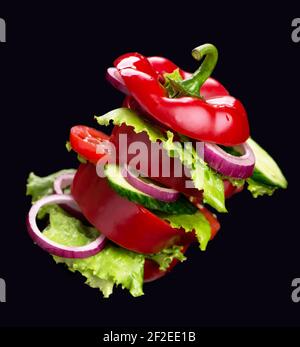 Kreatives Layout aus Tomate, Paprika, Gurke und Salatblätter mischen Stockfoto