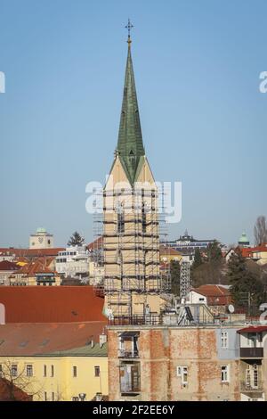 Blick von der Oberstadt auf die Kirche des heiligen Franziskus Turm mit Gerüst. Die Kirche wird renoviert, nachdem sie von der Erdbebenstärke 5,5 beschädigt wurde Stockfoto