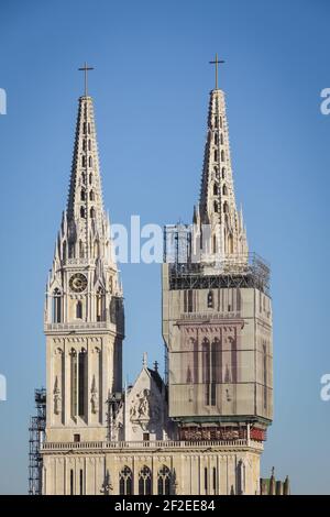 Blick auf die Kathedrale von Zagreb aus der Oberstadt. Metallkreuze wurden auf den Türmen der Kathedrale aufgrund der beschädigten ursprünglichen Spitzen des Schlepptau platziert Stockfoto