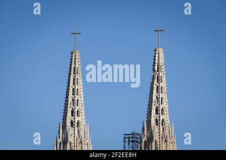 Blick auf die Kathedrale von Zagreb aus der Oberstadt. Metallkreuze wurden auf den Türmen der Kathedrale aufgrund der beschädigten ursprünglichen Spitzen des Schlepptau platziert Stockfoto