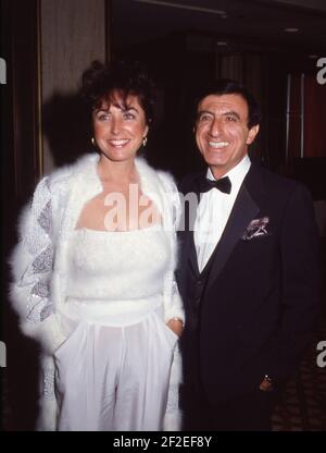 Jamie Farr und Frau Joy Ann Richards bei der Party für Marvin Davis von 20th Century Fox am 9. März 1984 in Chasen's Restaurant in Beverly Hills, Kalifornien. Quelle: Ralph Dominguez/MediaPunch Stockfoto