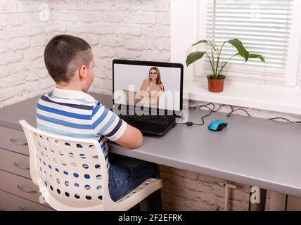 Smart glücklich Kind Junge im Gespräch mit Remote-Web-Lehrer auf Soziale Distanz Stockfoto