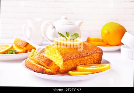 Stücke von frisch gebackenen hausgemachten Zitronenkuchen in Scheiben auf dem Teller. Stockfoto