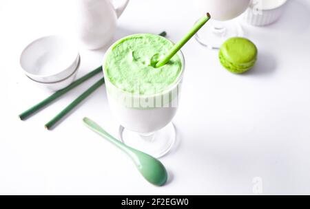 Dalgona Matcha Latte, cremiger Matcha Grüner Tee. Stockfoto