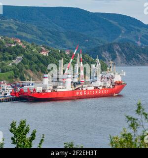 Sevmorput - nukleares Containerschiff Russische Corporation FSUE Atomflot. Container Terminal kommerziellen Seehafen. Nordseestraute im Pazifischen Ozean Stockfoto