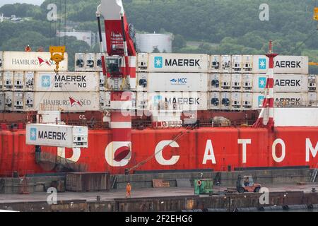 Kran unloaded Container Frachtschiff Sevorput Rosatomflot russischen nuklear-powered Eisbrecher leichter an Bord Schiffsträger. Terminal kommerziellen Seehafen Stockfoto