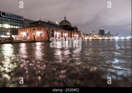 Hamburg, Deutschland. März 2021, 12th. Die Fischauktionshalle auf dem Fischmarkt während der Nachtflut. Nach einem stürmischen Donnerstag sollte sich die Lage an der Wetterfront in Deutschland vorerst etwas entspannen. Obwohl es heute in weiten Teilen des Landes windig bis stürmisch bleiben soll, aber nicht so stark wie am Vortag, sagte ein Sprecher des Deutschen Wetterdienstes (DWD). Quelle: Jonas Walzberg/dpa/Alamy Live News Stockfoto