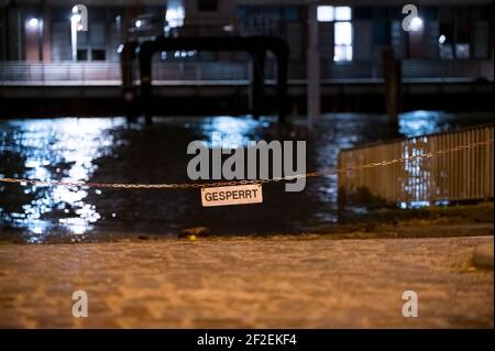 Hamburg, Deutschland. März 2021, 12th. Ein von der Elbe überfluteter Parkplatz ist geschlossen. Nach einem stürmischen Donnerstag sollte sich die Lage an der Wetterfront in Deutschland vorerst etwas entspannen. Obwohl es heute in weiten Teilen des Landes windig bis stürmisch bleiben soll, aber nicht so stark wie am Vortag, sagte ein Sprecher des Deutschen Wetterdienstes (DWD). Quelle: Jonas Walzberg/dpa/Alamy Live News Stockfoto