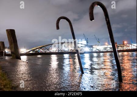 Hamburg, Deutschland. März 2021, 12th. Die nächtliche Flut schiebt den Fähranleger am Fischmarkt nach oben. Nach einem stürmischen Donnerstag sollte sich die Lage an der Wetterfront in Deutschland vorerst etwas entspannen. Obwohl es heute in weiten Teilen des Landes windig bis stürmisch bleiben soll, aber nicht so stark wie am Vortag, sagte ein Sprecher des Deutschen Wetterdienstes (DWD). Quelle: Jonas Walzberg/dpa/Alamy Live News Stockfoto