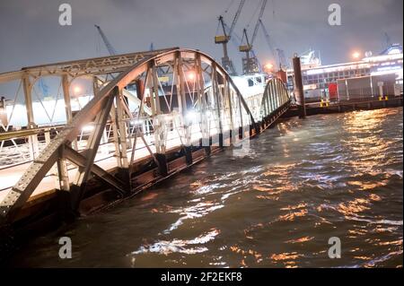 Hamburg, Deutschland. März 2021, 12th. Die nächtliche Flut schiebt den Fähranleger am Fischmarkt nach oben. Nach einem stürmischen Donnerstag sollte sich die Lage an der Wetterfront in Deutschland vorerst etwas entspannen. Obwohl es heute in weiten Teilen des Landes windig bis stürmisch bleiben soll, aber nicht so stark wie am Vortag, sagte ein Sprecher des Deutschen Wetterdienstes (DWD). Quelle: Jonas Walzberg/dpa/Alamy Live News Stockfoto