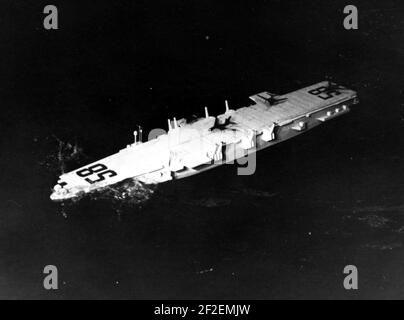 Vorläufiges Entwurfsmodell der USS United States (CVA-58), das in Carderock (02), c1947, einem Seepeeping-Test unterzogen wird. Stockfoto