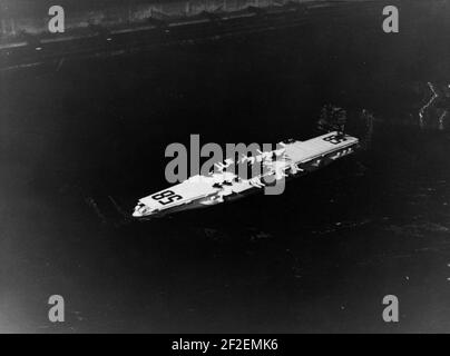 Vorläufiges Entwurfsmodell der USS United States (CVA-58), das in Carderock (04), c1947, einem Seepeeping-Test unterzogen wird. Stockfoto