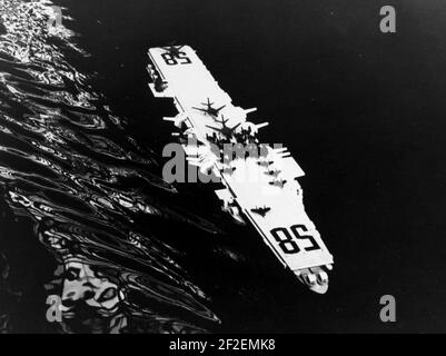 Vorläufiges Entwurfsmodell der USS United States (CVA-58), das in Carderock (01), c1947, einem Seepeeping-Test unterzogen wird. Stockfoto