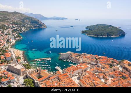 Luftdrohnenaufnahme von Otok Lokrum in der Nähe der Adria Dubrovnik Altstadt in Kroatien Sommermittags Stockfoto