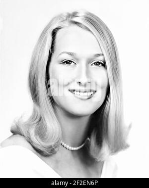 1966 , USA : die gefeierte amerikanische Schauspielerin MERYL STREEP ( geboren 22 juni 1949 ) als war jung , im Alter von 17 , glamourös auf Yearbook High School . Unbekannter Fotograf .- GESCHICHTE - FOTO STORICHE - ATTORE - FILM - KINO - personalità da giovane giovani - Persönlichkeit Persönlichkeiten als jung war - ATTRICE - Lächeln - sorriso - blond - bionda - Lächeln - sorridente - collana di perle - perla - Perlen Halskette -- - ARCHIVIO GBB Stockfoto