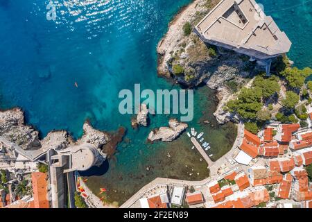 Luftdrohne von Fort Lovrijenac auf dem Westpier Außerhalb Dubrovnik Altstadt in Kroatien Sommer Stockfoto