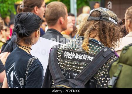 Junger Mann mit Rasta-Haaren und Rucksack in Helsinki Finnland Stockfoto
