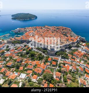 Luftdrohnenaufnahme von Otok Lokrum in der Nähe der Adria Dubrovnik Altstadt in Kroatien Sommermittags Stockfoto