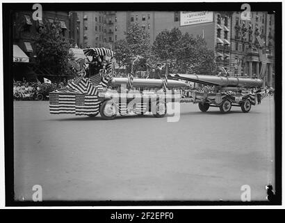 PREPAREDNESS PARADE. Schwimmstellung mit Torpedos Stockfoto