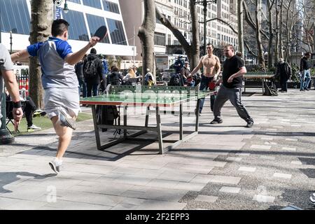 New York, Usa. März 2021, 11th. Die New Yorker genießen einen sehr warmen Tag, während sie Tischtennis im Bryant Park spielen. Die Temperatur wird voraussichtlich mehr als 70 Grad Fahrenheit erreichen. Es wird in zwei Tagen auf saisonal fallen. (Foto von Lev Radin/Pacific Press) Quelle: Pacific Press Media Production Corp./Alamy Live News Stockfoto