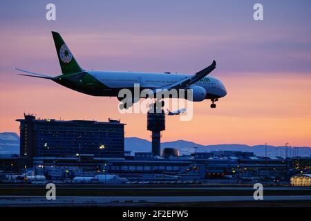 Richmond, British Columbia, Kanada. März 2021, 11th. Ein EVA Air Boeing 787-10 Dreamliner Jet (B-17807) landet bei Sonnenuntergang am Vancouver International Airport. Im Hintergrund hebt ein FedEx Boeing 767 Frachtjet auf einer parallelen Landebahn ab. Quelle: Bayne Stanley/ZUMA Wire/Alamy Live News Stockfoto