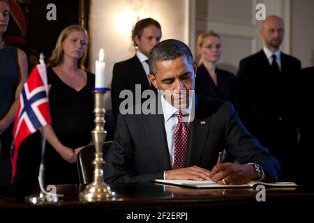 Präsident Barack Obama unterschreibt das Kondolenzbuch bei einem Besuch in der Residenz des norwegischen Botschafters in Washington, D.C., 26. Juli 2011. Stockfoto
