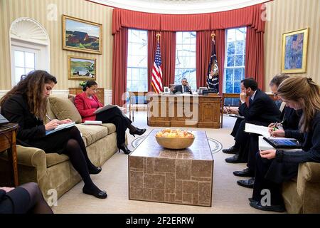 Präsident Barack Obama telefoniert im Oval Office mit Bundeskanzlerin Angela Merkel. Stockfoto