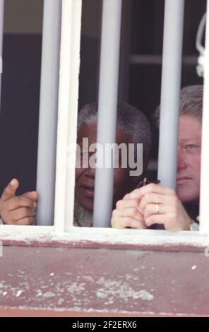 Präsident Bill Clinton und Präsident Nelson Mandela betrachten den Cell Block B, in dem Präsident Mandela inhaftiert war. Stockfoto